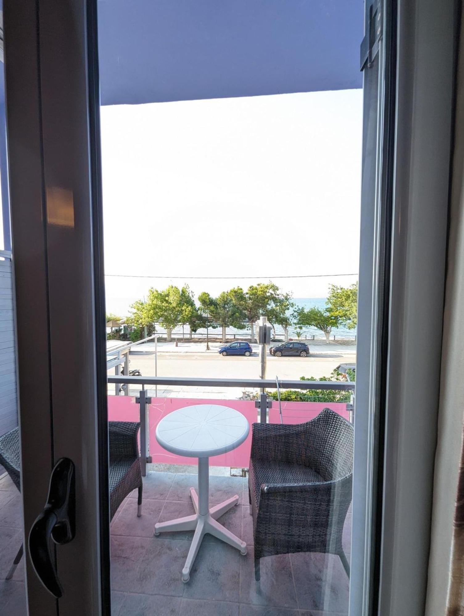 Okeania Seafront In Apartment Kamena Vourla