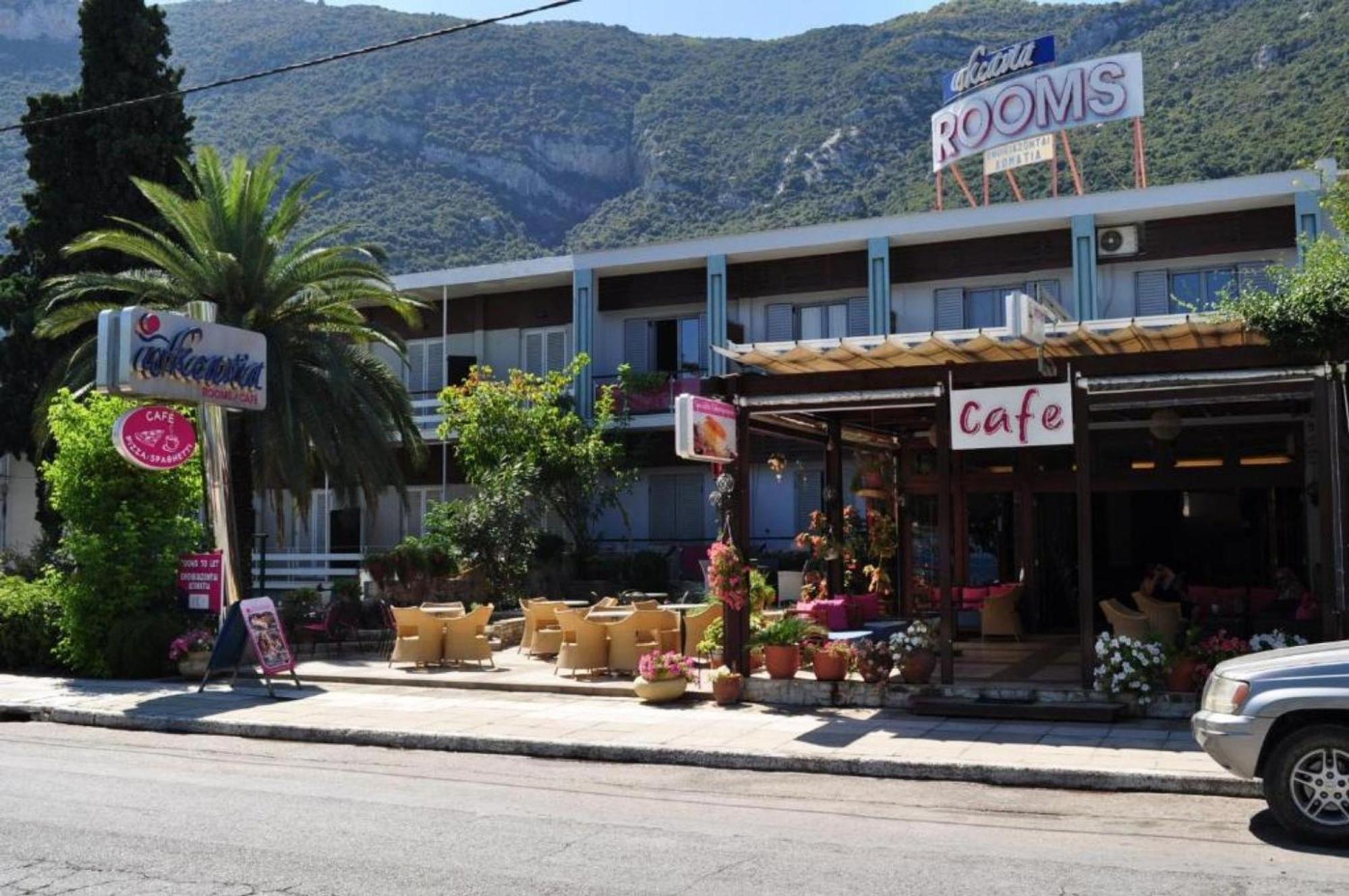 Okeania Seafront In Apartment Kamena Vourla